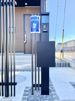 ���̑��@�\�D�E�C���^�[�z���E�|�X�g���ЂƂɏW��B�G���g�����X�ɂȂ��ރV���v���f�U�C���B