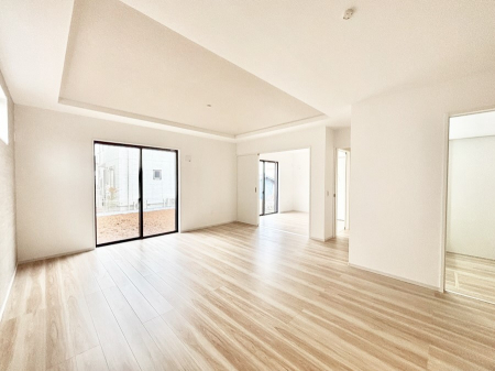 ���r���O�@18���̍L�X���r���O�B�אڂ̗m�����J������΂���ɍL�X��ԂɁB 