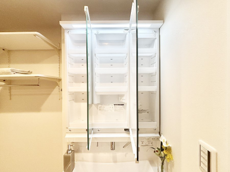 ���̑����ρ@�O�ʋ��̗��ɁA���ϕi��q���p�i�Ȃǂ����[�\�B���ʑ����������ƕۂ��܂��I