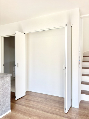 ���̑����ρ@���r���O���[�B�����Ɏ��[������ƕ����W�܂�LDK���X�b�L���Еt�������ł��ˁB  