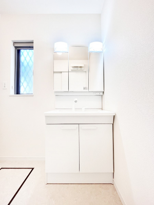 ���ʑ�E���ʏ��@�X�^�C�����O�ɕ֗��ȎO�ʋ��A�~���[�L���r�l�b�g�ōׂ������X�b�L��