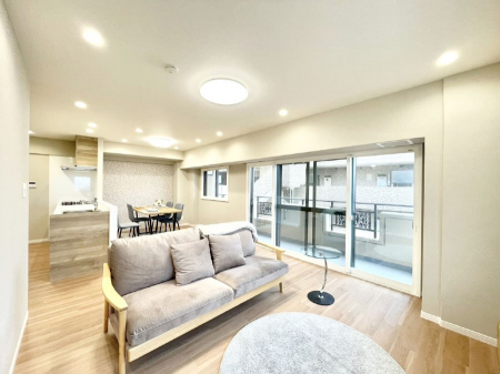 ���r���O�@���R������荞�܂�A�Ƒ��c���̏ꏊ�𖾂邭���o