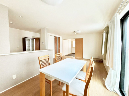 ���̑����ρ@�Ƒ��̏Ί炪���R�Ɛ��܂�Ă���A����ȕ��͋C�̃_�C�j���O�Ɏd�オ���Ă��܂� 