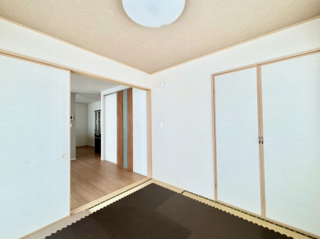 ���̑����ρ@���r���O�Ɨׂ荇���Ă���a���B�ق��ƈꑧ�ł���a�̋�Ԃ��Y�ꂸ�ɁB 