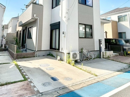 �@����2��\�I�}�Ȃ��q�l�̒��ԂɁB�܂��A���Ƒ��̎��]�ԃX�y�[�X�Ƃ��Ă��劈��B