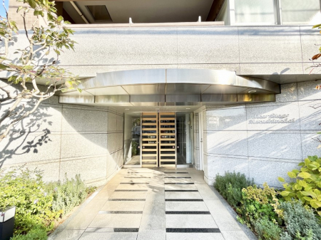 �G���g�����X�@�O�� �Y��ȃG���g�����X�́A���Z�҂�D�����}������Ă���܂�  