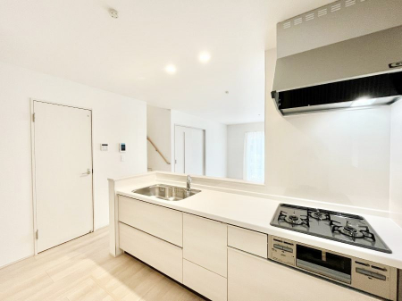 �L�b�`���@���r���O�ŗV�Ԃ��q�l�������Ȃ��炨�������ł���ΖʃL�b�`���B  