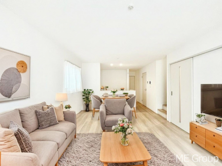 ���r���O�@�Ƒ��̘a�₩�ȉ�b���������Ă������B�J�����̂��郊�r���O�ł��B���Ƌ��CG�ł�  