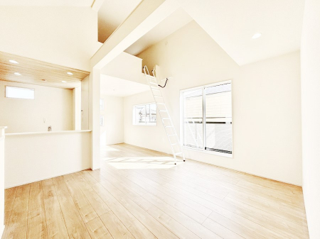 ���r���O�@���邢�z���������A�����̕��͋C�ɖ�������郊�r���O�_�C�j���O 