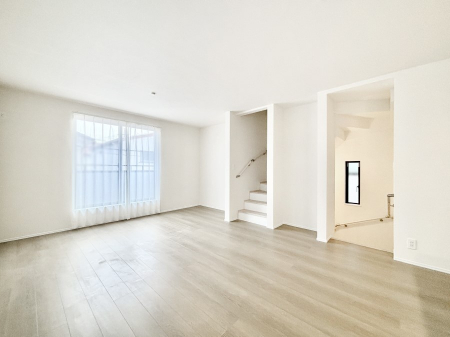 ���r���O�@2�K���r���O�B�o���R�j�[�ɖʂ������邢�k�c�j�͉Ƒ��݂�Ȃ̉��K��ԁB