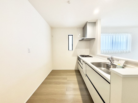 �L�b�`���@�u�₩�ȕ����ʂ蔲����L�b�`���B��������̂Ŗ��邭���C�ɂ��𗧂��܂��B