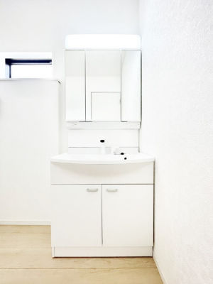 ���ʑ�E���ʏ��@�X�^�C�����O�ɕ֗��ȎO�ʋ��A�~���[�L���r�l�b�g�ōׂ������X�b�L��