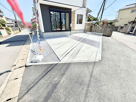 �@����2��\�I�}�Ȃ��q�l�̒��ԂɁB�܂��A���Ƒ��̎��]�ԃX�y�[�X�Ƃ��Ă��劈��B