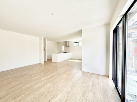 ���r���O�@���邢�z���������A�����̕��͋C�ɖ�������郊�r���O�E�_�C�j���O�B   