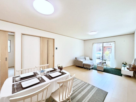 ���̑����ρ@�Ƒ��̏Ί炪���R�Ɛ��܂�Ă���A����ȕ��͋C�̃_�C�j���O�Ɏd�オ���Ă��܂��B