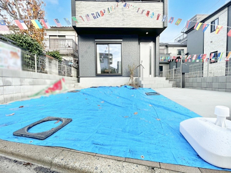 �@2��i�Ԏ�ɂ��j���ԉI���Ƒ��݂�Ȃ̎��]�Ԃ��u����L�X�J�[�X�y�[�X�B