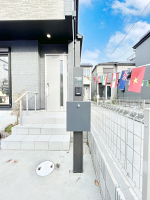 ���̑��@�\�D�E�C���^�[�z���E�|�X�g���ЂƂɏW��B�G���g�����X�ɂȂ��ރV���v���f�U�C���B