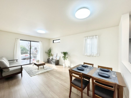 ���r���O�@���Ƒ��̓��₩�Șb�����ŕ�܂�閾�邢���r���O