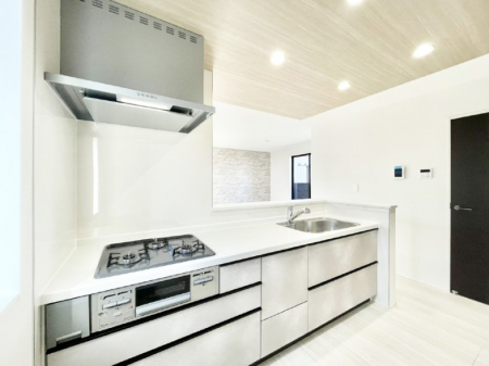 �L�b�`���@���r���O�ŗV�Ԃ��q�l�������Ȃ��炨�������ł���ΖʃL�b�`���B  