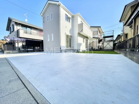 �@����3��\�I�}�Ȃ��q�l�̒��ԂɁB�܂��A���Ƒ��̎��]�ԃX�y�[�X�Ƃ��Ă��劈��B