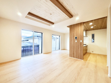 ���̑����ρ@�܂�グ�V��͗��̓I�ȉ��s��������̂ŁA�V�䂪�L�������ĊJ���I�ȋ�Ԃ����o�ł��܂��B  