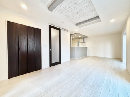 ���̑����ρ@�܂�グ�V��͗��̓I�ȉ��s��������̂ŁA�V�䂪�L�������ĊJ���I�ȋ�Ԃ����o�ł��܂��B  