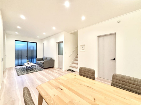 ���̑����ρ@�Ƒ��̏Ί炪���R�Ɛ��܂�Ă���A����ȕ��͋C�̃_�C�j���O�Ɏd�オ���Ă��܂��B