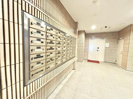 ���̑��@�|�X�g�̓G���g�����X���ɂ���̂ŉJ�ɔG�ꂸ�X�ւ��󂯎��܂��ˁI