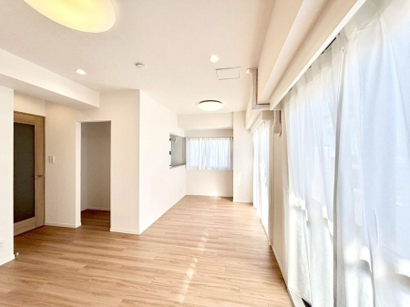 ���r���O�@���R������荞�܂�A�Ƒ��c���̏ꏊ�𖾂邭���o