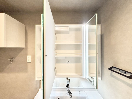 ���̑����ρ@�O�ʋ��̗��ɁA���ϕi��q���p�i�Ȃǂ����[�\�B���ʑ����������ƕۂ��܂��I