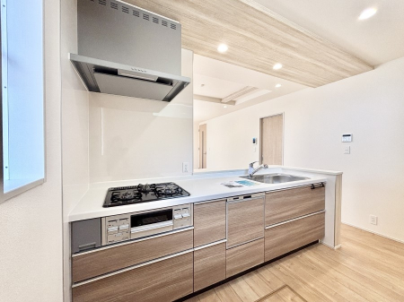 �L�b�`���@���������Ȃ���ł����Ƒ��Ƃ̉�b���y���߂�ΖʃL�b�`��