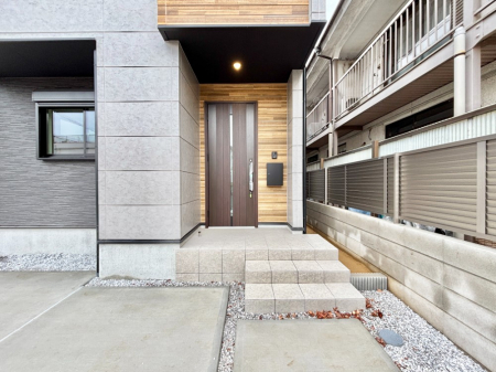 ���ց@��؂ȉƑ��A���q���o�}���錺�ցB���֑O�͉����t���ŉJ���~���Ă��Ă��G��ɂ����ł��B 