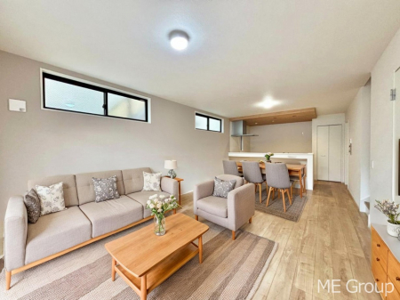 ���r���O�@�Ƒ��̘a�₩�ȉ�b���������Ă������B�J�����̂��郊�r���O�ł��B���Ƌ��CG�ł�  