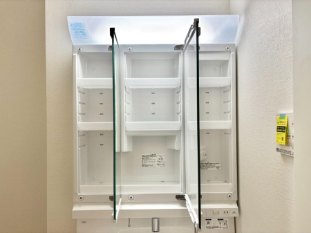 ���ʑ�E���ʏ��@�O�ʋ��̗��ɁA���ϕi��q���p�i�Ȃǂ����[�\�B���ʑ����������ƕۂ��܂��I  