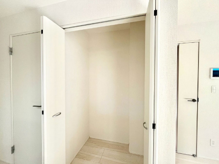 ���̑����ρ@���r���O���[�B�����Ɏ��[������ƕ����W�܂�LDK���X�b�L���Еt�������ł��ˁB  