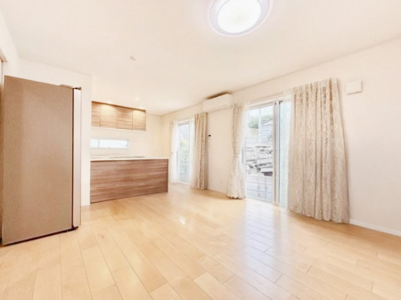 ���r���O�@�傫�ȑ����炽���Ղ�̗z���ƕ����������郊�r���O��CG���H��