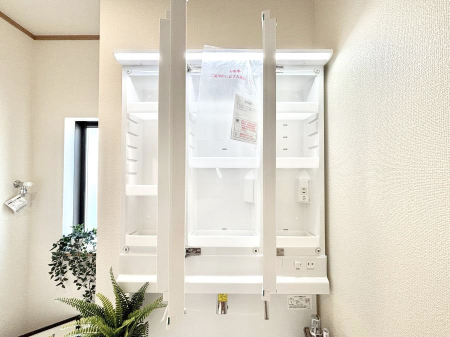 ���̑����ρ@�O�ʋ��̗��ɁA���ϕi��q���p�i�Ȃǂ����[�\�B���ʑ����������ƕۂ��܂��I