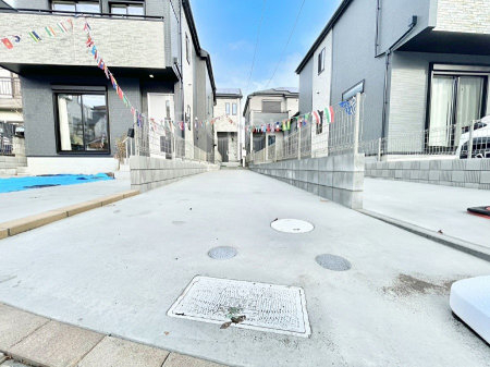 �@����2��\�I�}�Ȃ��q�l�̒��ԂɁB�܂��A���Ƒ��̎��]�ԃX�y�[�X�Ƃ��Ă��劈��B