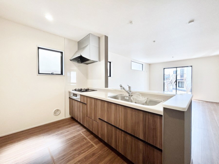 �L�b�`���@�u�₩�ȕ����ʂ蔲����L�b�`���B��������̂Ŗ��邭���C�ɂ��𗧂��܂��B