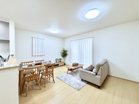 ���r���O�@���邢�z���������A�����̕��͋C�ɖ�������郊�r���O�E�_�C�j���O�B 