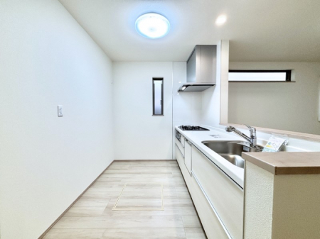 �L�b�`���@�u�₩�ȕ����ʂ蔲����L�b�`���B��������̂Ŗ��邭���C�ɂ��𗧂��܂��B