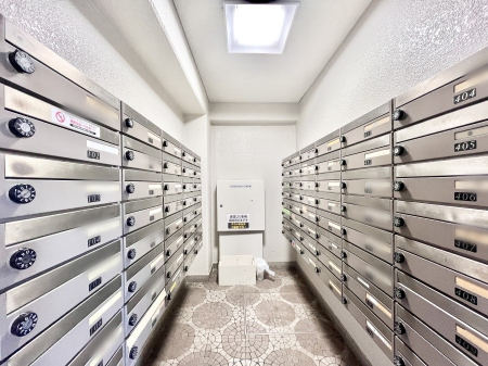 ���̑��@�|�X�g�̓G���g�����X���ɂ���̂ŉJ�ɔG�ꂸ�X�ւ��󂯎��܂��ˁI