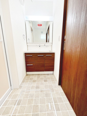 ���ʑ�E���ʏ��@�X�^�C�����O�ɕ֗��ȎO�ʋ��A�~���[�L���r�l�b�g�ōׂ������X�b�L��