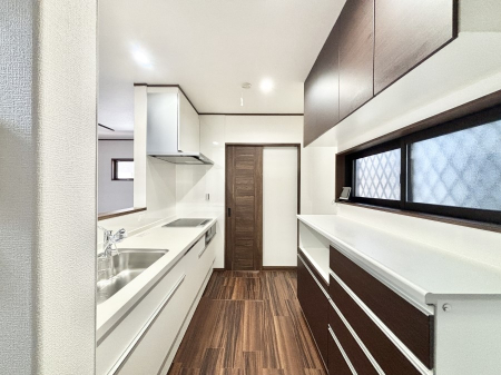 �L�b�`���@�J�b�v�{�[�h��ݒu�����[���̃L�b�`���B�Ƒ��ňꏏ�ɂ���������̂��y�����Ȃ�L�b�`���ł��B  