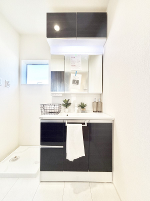 ���ʑ�E���ʏ��@�X�^�C�����O�ɕ֗��ȎO�ʋ��A�~���[�L���r�l�b�g�ōׂ������X�b�L��