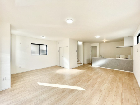 ���r���O�@���邢�z���������A�����̕��͋C�ɖ�������郊�r���O�E�_�C�j���O�B 