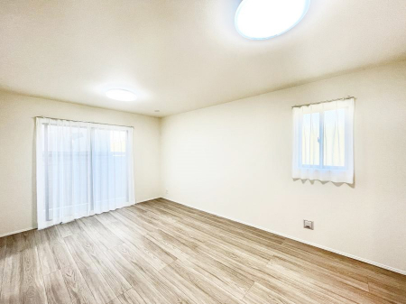 ���̑����ρ@�Ƒ��̏Ί炪���R�Ɛ��܂�Ă���A����ȕ��͋C�̃_�C�j���O�Ɏd�オ���Ă��܂��B