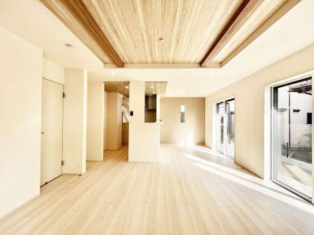 ���r���O�@���邢�z���������A�����̕��͋C�ɖ�������郊�r���O�E�_�C�j���O�B 