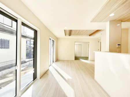 ���̑����ρ@�Ƒ��̏Ί炪���R�Ɛ��܂�Ă���A����ȕ��͋C�̃_�C�j���O�Ɏd�オ���Ă��܂� 