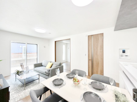 ���r���O�@���邢�z���������A�����̕��͋C�ɖ�������郊�r���O�E�_�C�j���O�B   